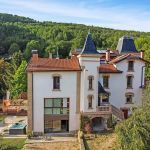 G&icirc;te du Ch&acirc;teau Brally &agrave; Yzeron avec espace bien-&ecirc;tre (sauna, jacuzzi et piscine) dans le Lyonnais - RHONE : le ch&acirc;teau avec logement des h&eacute;bergeurs, le g&icirc;te se situe &agrave; gauche en dessous de la terrasse.