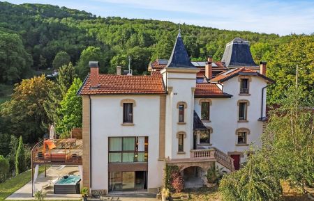 G&icirc;te n&deg;10024 Yzeron - Rh&ocirc;ne - G&icirc;te du Ch&acirc;teau Brally &agrave; Yzeron avec espace bien-&ecirc;tre (sauna, jacuzzi et piscine) dans le Lyonnais - RHONE : le ch&acirc;teau avec logement des h&eacute;bergeurs, le g&icirc;te se situe &agrave; gauche en dessous de la terrasse.