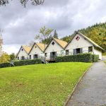Chalet-g&icirc;te 'Tournesol' &agrave; Trades/Deux Grosnes en Haut Beaujolais - Sud M&acirc;connais dans le Rh&ocirc;ne : les chalets mitoyens sur leur terrain.