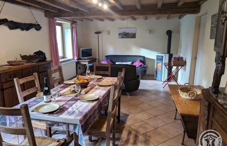 G&icirc;te n&deg;1399 Chambost-Longessaigne - Rh&ocirc;ne - "G&icirc;te du Darcet" &agrave; CHAMBOST-LONGESSAIGNE (Rh&ocirc;ne): la pi&egrave;ce de jour avec vue sur la porte qui m&egrave;ne &agrave; la salle d'eau et au wc s&eacute;par&eacute;.
