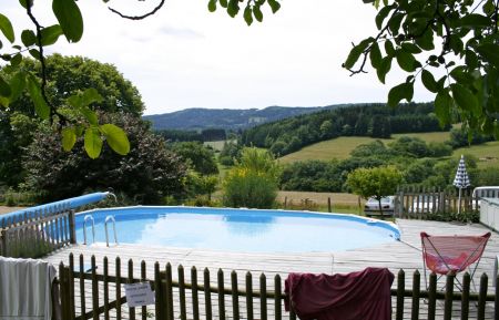 G&icirc;te n&deg;1419 Poule-les-&Eacute;charmeaux - Rh&ocirc;ne - G&icirc;te des Monneries &agrave; Poule-les Echarmeaux dans les Monts du Beaujolais - Proximit&eacute; Col des Echarmeaux dans le Rh&ocirc;ne : "vacances d&eacute;tente" &agrave; la piscine partag&eacute;e.