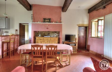 G&icirc;te n&deg;1632 Gleiz&eacute; - Rh&ocirc;ne - G&icirc;te 'le Moulinois' &agrave; GLEIZE (Rh&ocirc;ne - Beaujolais) : la pi&egrave;ce de jour (coin repas) - &eacute;tage.