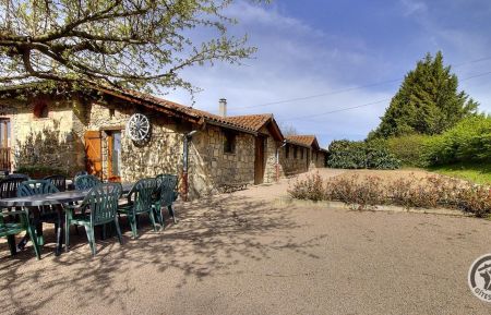 G&icirc;te n&deg;3044 Brullioles - Rh&ocirc;ne - Grand G&icirc;te "La Grange" - 15 personnes - 5 chambres &agrave; Brullioles, dans les Monts du Lyonnais - Rh&ocirc;ne : les ext&eacute;rieurs.