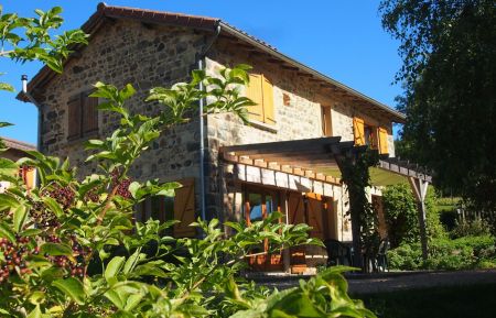 G&icirc;te n&deg;1419 Poule-les-&Eacute;charmeaux - Rh&ocirc;ne - G&icirc;te des Monneries, Poule-les Echarmeaux dans les monts du Beaujolais, location de vacances id&eacute;ale en famille ou entre amis.