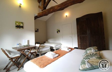 Chambre d'h&ocirc;tes n&deg;2313 Quinci&eacute;-en-Beaujolais - Rh&ocirc;ne - Chambres d'H&ocirc;tes "Le Nid Beaujolais" &agrave; Quinci&eacute;-en-Beaujolais dans le Rh&ocirc;ne - Beaujolais : Chambre "Noisette" - 4 personnes.