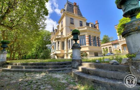 City Break n&deg;2399 Irigny - Rh&ocirc;ne - H&ocirc;tel - Mus&eacute;e de La Villa Bagatelle - 3 Chambres d'h&ocirc;tes de charme &agrave; IRIGNY dans la M&eacute;tropole de LYON : la Villa Bagatelle et ses d&eacute;pendances.
