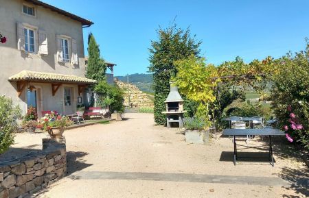 G&icirc;te n&deg;3080 Quinci&eacute;-en-Beaujolais - Rh&ocirc;ne - Grand G&icirc;te "Lagneau Roux" - 12 personnes &agrave; Quinci&eacute; en Beaujolais, proximit&eacute; Beaujeu, vignoble Beaujolais, dans le Rh&ocirc;ne. barbecue et coin repas ext&eacute;rieur.