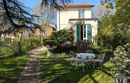 City Break n&deg;1556 Villefranche-sur-Sa&ocirc;ne - Rh&ocirc;ne - Villefranche-sur-Sa&ocirc;ne (Rh&ocirc;ne - Beaujolais - Nord de Lyon) : Bienvenue &agrave; l'Abizia ! La maison et son grand terrain arbor&eacute; et clos &agrave; l'arri&egrave;re.