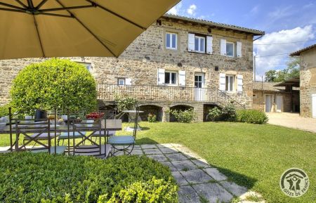 G&icirc;te n&deg;1826 R&eacute;gni&eacute;-Durette - Rh&ocirc;ne - Grand g&icirc;te avec piscine 'Les Capr&eacute;oles' sur un Domaine viticole &agrave; R&eacute;gni&eacute;-Durette dans le Beaujolais - Rh&ocirc;ne : la maison et le jardin.