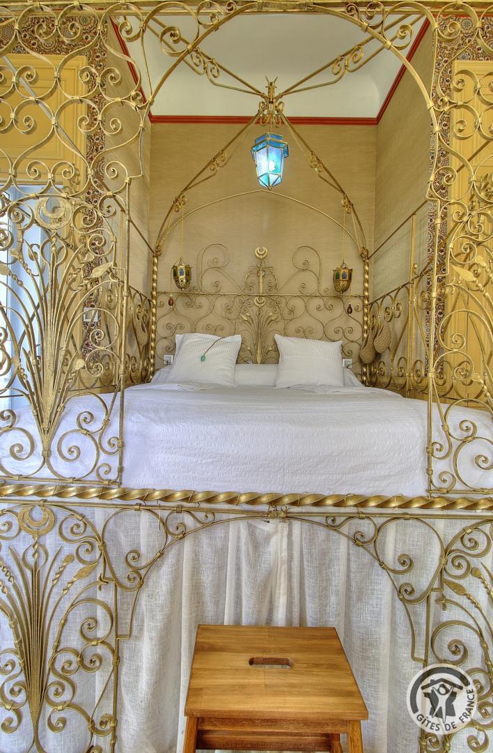 Hôtel - Musée de La Villa Bagatelle - 3 Chambres d'hôtes de charme à IRIGNY dans la Métropole de LYON : la Chambre "l'Orientale" et son lit équipé d'un matelas grand confort de 175 x 210 cm . On y accède par un marchepied. photo 20
