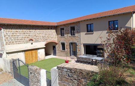 G&icirc;te n&deg;10006 Chambost-Longessaigne - Rh&ocirc;ne - G&icirc;te du Bobet -15 personnes &agrave; Chambost Longessaigne dans le Lyonnais - Rh&ocirc;ne : le g&icirc;te avec sa cour.