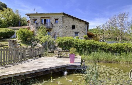 G&icirc;te n&deg;1719 Saint-Jean-la-Bussi&egrave;re - Rh&ocirc;ne - Grand g&icirc;te pour 13 personnes - "La Mamouni&egrave;re" &agrave; 900 m du Lac des Sapins &agrave; St Jean La Bussi&egrave;re en Haut Beaujolais, dans le Rh&ocirc;ne : la maison et son jardin avec l'&eacute;tang.