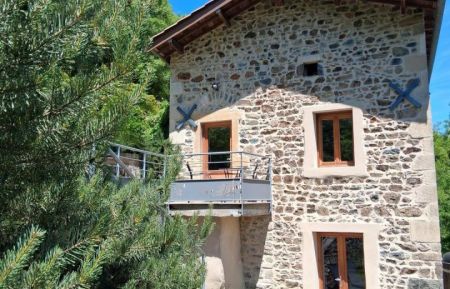 G&icirc;te n&deg;1918 Beaujeu - Rh&ocirc;ne - G&icirc;te du Ch&acirc;teau St Jean &agrave; Beaujeu - Rh&ocirc;ne , Vignobles Beaujolais (s&eacute;jour bien-&ecirc;tre avec bain nordique) : la maison en pierres.
