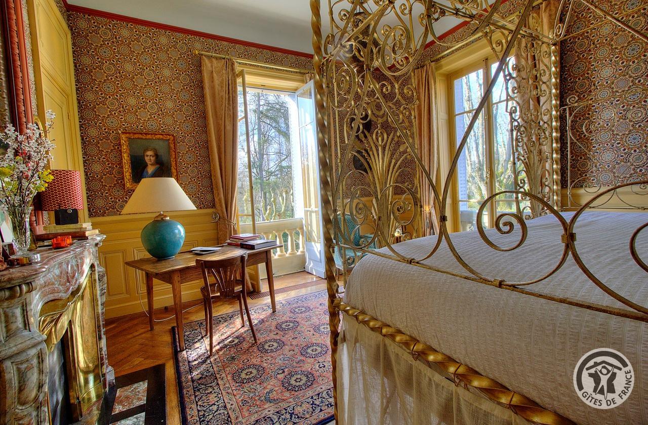 Hôtel - Musée de La Villa Bagatelle - 3 Chambres d'hôtes de charme à IRIGNY dans la Métropole de LYON : la Chambre "l'Orientale" éclairée par 2 immenses portes fenêtres (1er étage). photo 22