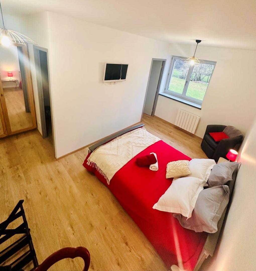 Chambres d'hôtes avec piscine "Les Vernayes" à Amplepuis - Haut Beaujolais, proche du Lac des Sapins dans le Rhône : Chambre pour 2 personnes - "Vue Parc". photo 31