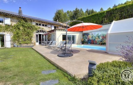 G&icirc;te n&deg;1890 Saint-Igny-de-Vers - Rh&ocirc;ne - Grand G&icirc;te - 12 personnes avec piscine privative "Le Paradis Perdu" &agrave; Saint Igny de Vers, en Haut Beaujolais, proximit&eacute; Col des Echarmeaux et Sa&ocirc;ne et Loire dans le Rh&ocirc;ne : la piscine d&eacute;couverte.