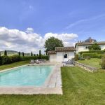 Sur le Domaine viticole de Monternot, dans le Beaujolais, grand Gîte de caractère avec piscine, pour 8 personnes (4 chambres) à Charentay - Rhône : la grande piscine sur son terrain. Sur le Domaine viticole de Monternot, dans le Beaujolais, grand Gîte de caractère avec piscine, pour 8 personnes (4 chambres) à Charentay - Rhône : la grande piscine sur son terrain.