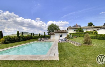 Sur le Domaine viticole de Monternot, dans le Beaujolais, grand Gîte de caractère avec piscine, pour 8 personnes (4 chambres) à Charentay - Rhône : la grande piscine sur son terrain. Gîte n°1593 Charentay - Rhône - Sur le Domaine viticole de Monternot, dans le Beaujolais, grand Gîte de caractère avec piscine, pour 8 personnes (4 chambres) à Charentay - Rhône : la grande piscine sur son terrain.