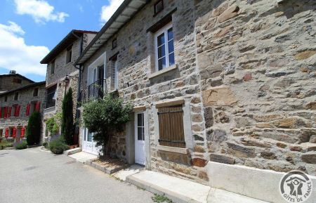 G&icirc;te n&deg;1909 Saint-Andr&eacute;-la-C&ocirc;te - Rh&ocirc;ne - G&icirc;te de Font B&eacute;nite &agrave; St Andr&eacute; la C&ocirc;te (Rh&ocirc;ne, Monts et Coteaux du Lyonnais, Sud-Ouest de Lyon) : la maison mitoyenne &agrave; d'autres maisons.