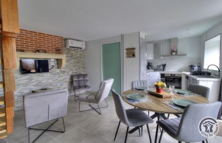 G&icirc;te n&deg;10022 Les Ardillats - Rh&ocirc;ne - G&icirc;te du Mont Sombet &agrave; Les Ardillats, dans le Beaujolais - proche de Beaujeu dans le Rh&ocirc;ne : le s&eacute;jour (coin repas, coin cuisine et coin d&eacute;tente) - rez-de-chauss&eacute;e.