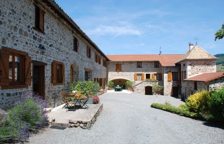 G&icirc;te n&deg;1673 Les Ardillats - Rh&ocirc;ne - G&icirc;te "Le Marronnier" - Les Ardillats (Rh&ocirc;ne-Beaujolais) : vue sur la maison, ancienne ferme datant du 18&eacute;me. 