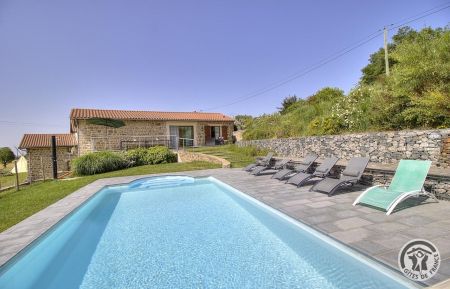 G&icirc;te n&deg;1862 Longessaigne - Rh&ocirc;ne - G&icirc;te de l'Ouest, pour 15 personnes avec piscine priv&eacute;e &agrave; Longessaigne, dans le Lyonnais - Rh&ocirc;ne.