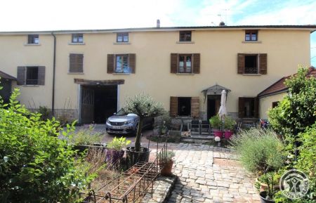 Chambre d'h&ocirc;tes n&deg;2183 Gr&eacute;zieu-la-Varenne - Rh&ocirc;ne - Chambres d'H&ocirc;tes " Les Attignies" &agrave; Gr&eacute;zieu la Varenne, dans le Lyonnais (proximit&eacute; Craponne et Lyon) - Rh&ocirc;ne : la grande maison, une ancienne ferme r&eacute;nov&eacute;e des Coteaux du Lyonnais - cour ferm&eacute;e.