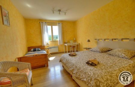 Chambre d'h&ocirc;tes n&deg;2200 Ternand - Rh&ocirc;ne - Chambres d'H&ocirc;tes chez le Vigneron "Domaine Dumas" &agrave; TERNAND, dans le Beaujolais des Pierres Dor&eacute;es - Rh&ocirc;ne : la Chambre "Abricot".