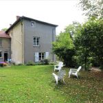 Grand g&icirc;te pour 15 personnes "Maison de Famille" &agrave; Les Halles dans le Lyonnais - Rh&ocirc;ne : la maison c&ocirc;t&eacute; jardin.