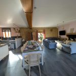 Grand G&icirc;te - 29 personnes - avec piscine - "Domaine des Vignes' &agrave; Bagnols dans le Beaujolais des Pierres Dor&eacute;es - Rh&ocirc;ne : coin repas dans la pi&egrave;ce de jour au rez-de-chauss&eacute;e.