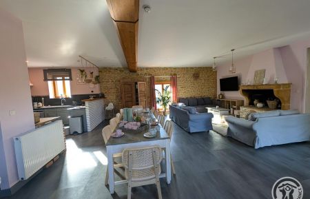 G&icirc;te de groupe n&deg;3081 Bagnols - Rh&ocirc;ne - Grand G&icirc;te - 29 personnes - avec piscine - "Domaine des Vignes' &agrave; Bagnols dans le Beaujolais des Pierres Dor&eacute;es - Rh&ocirc;ne : coin repas dans la pi&egrave;ce de jour au rez-de-chauss&eacute;e.