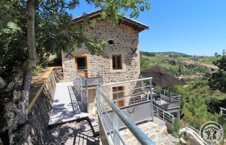 G&icirc;te n&deg;1918 Beaujeu - Rh&ocirc;ne - G&icirc;te du Ch&acirc;teau St Jean &agrave; Beaujeu - Rh&ocirc;ne , Vignobles Beaujolais (s&eacute;jour bien-&ecirc;tre avec bain nordique) : l'acc&egrave;s au g&icirc;te se fait par un plan inclin&eacute;.