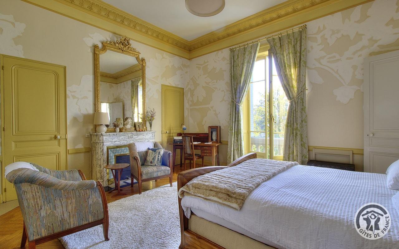 Hôtel - Musée de La Villa Bagatelle - 3 Chambres d'hôtes de charme à IRIGNY dans la Métropole de LYON : la "Chambre des Muses" (1er étage). photo 9