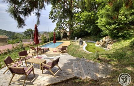 Chambre d'h&ocirc;tes n&deg;2410 Thizy-les-Bourgs - Rh&ocirc;ne - Bienvenue au "Relai des Favorites" - Maison d'H&ocirc;tes avec piscine &agrave; Thizy les Bourgs en Haut Beaujolais dans le Rh&ocirc;ne : d&eacute;tente et repos dans le parc.