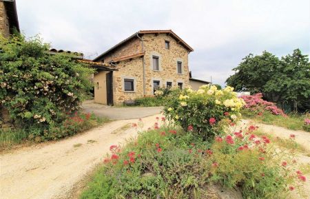 G&icirc;te n&deg;1838 Les Haies - Rh&ocirc;ne - G&icirc;te des Pampilles - Les Haies (Rh&ocirc;ne, Pilat, proximit&eacute; de Vienne et Condrieu) : la maison fleurie au printemps.