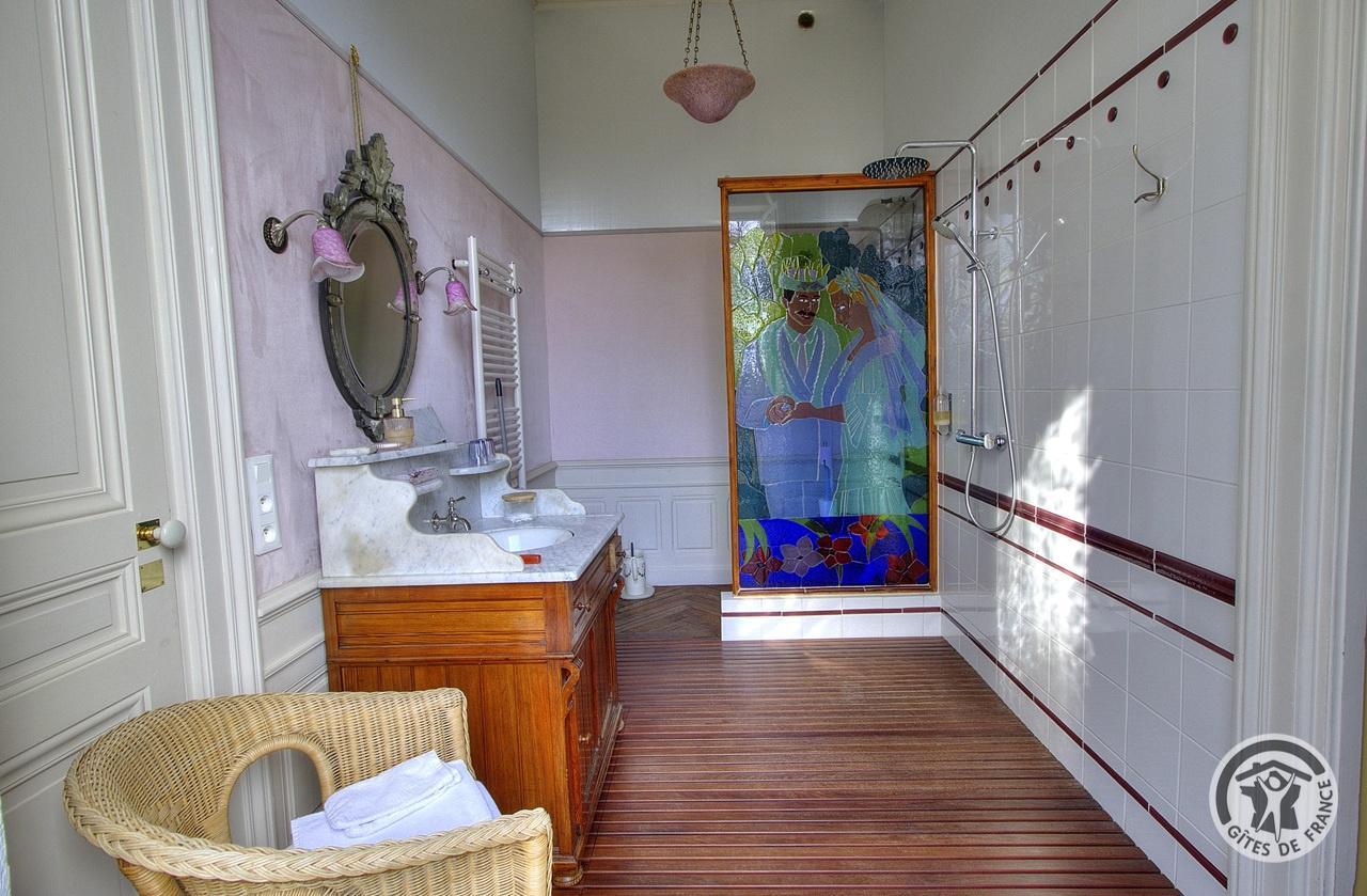 Hôtel - Musée de La Villa Bagatelle - 3 Chambres d'hôtes de charme à IRIGNY dans la Métropole de LYON : la douche et lavabo et un wc dissimulé derriere le paravent - "Chambre des Muses" (1er étage). photo 13