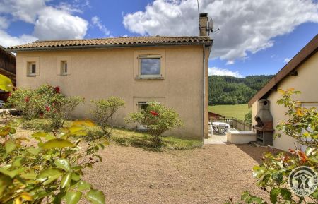 G&icirc;te n&deg;10039 Saint-Bonnet-le-Troncy - Rh&ocirc;ne - Grand G&icirc;te - 12 personnes - "L'Etoile de Bourvil" &agrave; Saint Bonnet le Troncy, en haut Beaujolais dans le Rh&ocirc;ne : l'acc&egrave;s au g&icirc;te par la terrasse.