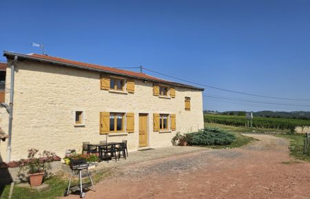 G&icirc;te n&deg;1158 Moranc&eacute; - Rh&ocirc;ne - "G&icirc;te Passot" &agrave; Moranc&eacute; dans le Beaujolais - Rh&ocirc;ne : le g&icirc;te avec terrasse et vue sur les vignes &agrave; proximit&eacute;.