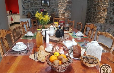 Chambres d'Hôtes "Le Nid Beaujolais" à Quincié-en-Beaujolais dans le Rhône - Beaujolais : table des petits déjeuners. Chambre d'hôtes n°2313 Quincié-en-Beaujolais - Rhône - Chambres d'Hôtes "Le Nid Beaujolais" à Quincié-en-Beaujolais dans le Rhône - Beaujolais : table des petits déjeuners.