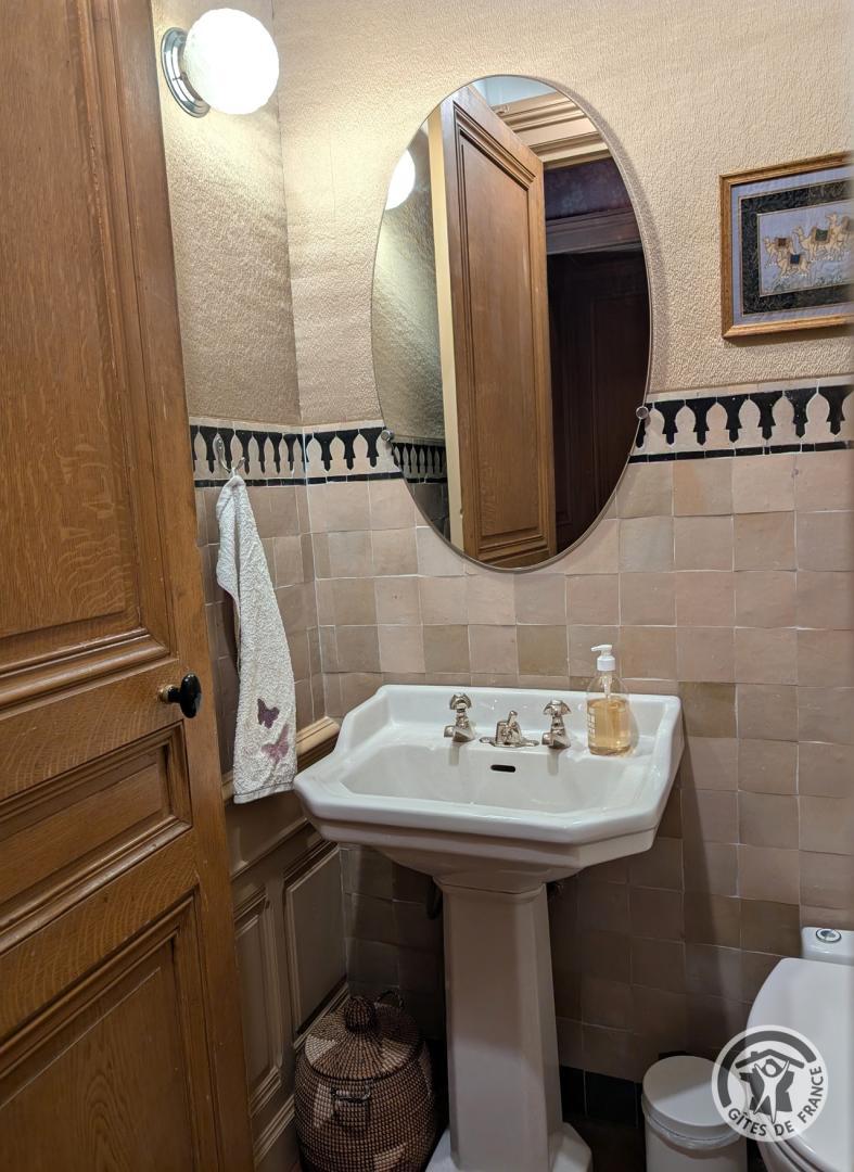 Hôtel - Musée de La Villa Bagatelle - 3 Chambres d'hôtes de charme à IRIGNY dans la Métropole de LYON : les toilettes et lavabo - chambre "l'Orientale" - 1er étage. photo 24