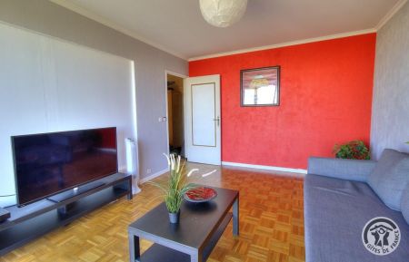 City Break n&deg;10000 Saint-Priest - Rh&ocirc;ne - Meubl&eacute; City Break &agrave; Saint-Priest, au 4&egrave;me &eacute;tage dans un immeuble - M&eacute;tropole de Lyon : salon avec TV.