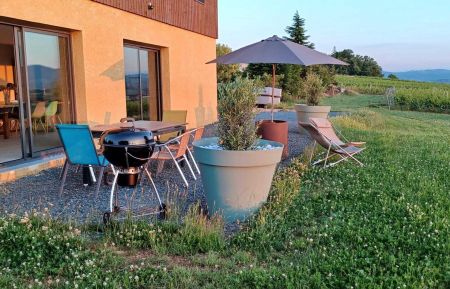G&icirc;te n&deg;10002 Saint-Germain-Nuelles - Rh&ocirc;ne - G&icirc;te des Carri&egrave;res - 6 personnes &agrave; Saint-Germain-Nuelles dans le Beaujolais - proximit&eacute; l'Arbresle et A89, dans le Rh&ocirc;ne : le g&icirc;te &agrave; proximit&eacute; imm&eacute;diate des vignes.