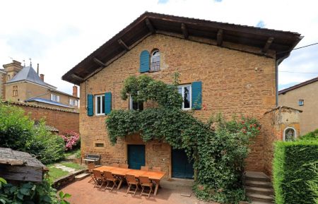 G&icirc;te n&deg;1262 Saint-Julien - Rh&ocirc;ne - G&icirc;te "Saint Joseph" sur un grand domaine comportant 6 g&icirc;tes, avec piscine &agrave; Saint Julien, dans le Beaujolais - Rh&ocirc;ne : la maison en pierres dor&eacute;es.