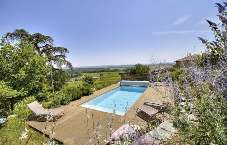 G&icirc;te n&deg;1543 Villi&eacute;-Morgon - Rh&ocirc;ne - G&icirc;te 'Le Ch&ecirc;ne du Py' avec piscine, &agrave; Villi&eacute;-Morgon dans le Beaujolais - proximit&eacute; de Belleville sur Sa&ocirc;ne dans le Rh&ocirc;ne : la piscine avec vue imprenable.
