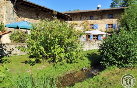 G&icirc;te n&deg;1404 Saint-Bonnet-des-Bruy&egrave;res - Rh&ocirc;ne - G&icirc;te "Le Moulin" &agrave; Saint-Bonnet-des-Bruy&egrave;res en Haut Beaujolais, proximit&eacute; Bourgogne, dans le Rh&ocirc;ne : vue sur la maison depuis le jardin.