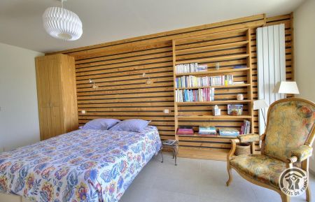 Chambre d'h&ocirc;tes n&deg;2259 Cogny - Rh&ocirc;ne - Chambres d'H&ocirc;tes &eacute;cologiques "Les Buis du Chardonnet" &agrave; Cogny, dans le Beaujolais - Rh&ocirc;ne : la Chambre "Gamay" au rez-de-chauss&eacute;e, accessible pour les personnes en situation de handicap et un acc&egrave;s direct sur la terrasse.