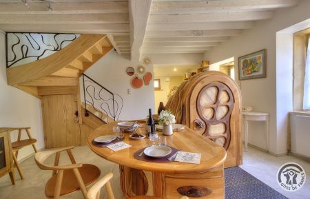 "La Maison d'Alice", gîte de caractère pour 2 personnes, situé dans le village médiéval de Ternand, dans le Beaujolais - Rhône : coin repas. Gîte n°10037 Ternand - Rhône - "La Maison d'Alice", gîte de caractère pour 2 personnes, situé dans le village médiéval de Ternand, dans le Beaujolais - Rhône : coin repas.