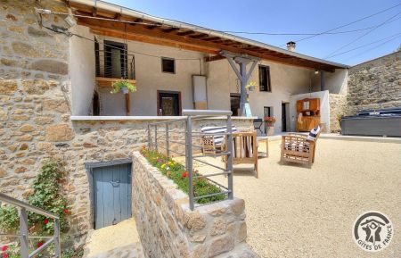 G&icirc;te n&deg;1954 Villechen&egrave;ve - Rh&ocirc;ne - Grand G&icirc;te / Maison de Vacances avec spa - La Maison de Famille du Pourron &agrave; Villechen&egrave;ve (Rh&ocirc;ne, Monts du Lyonnais) : la maison et ses espaces ext&eacute;rieurs.