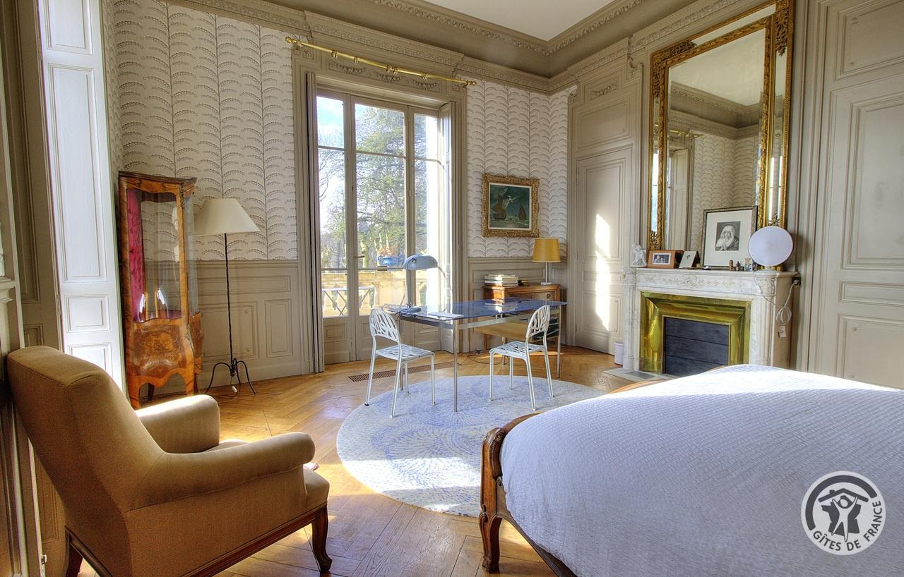 Hôtel - Musée de La Villa Bagatelle - 3 Chambres d'hôtes de charme à IRIGNY dans la Métropole de LYON : la Chambre de Madame avec fauteuil et cheminée décorative (1er étage). photo 28