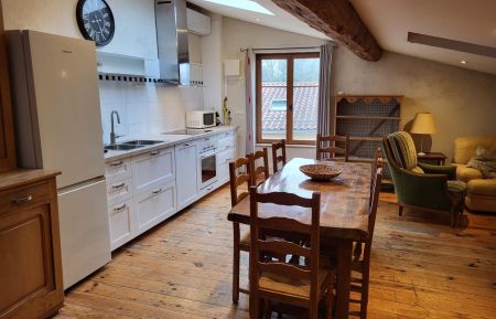 G&icirc;te n&deg;1685 Albigny-sur-Sa&ocirc;ne - Rh&ocirc;ne - G&icirc;te "le grenier des mara&icirc;chers" &agrave; Albigny-sur-Sa&ocirc;ne (m&eacute;tropole de Lyon) : s&eacute;jour/espace-cuisine.